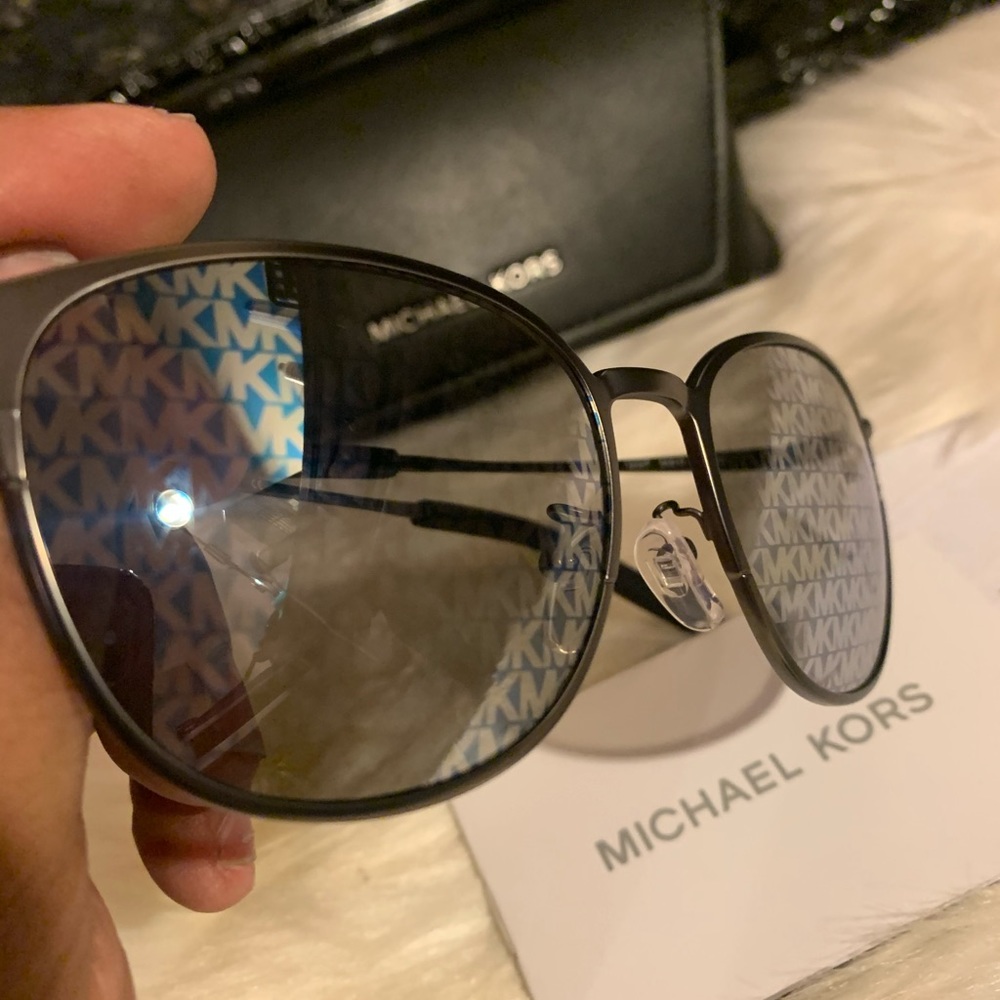 Michael kors sunglasses 🕶 - Picture 4 of 6